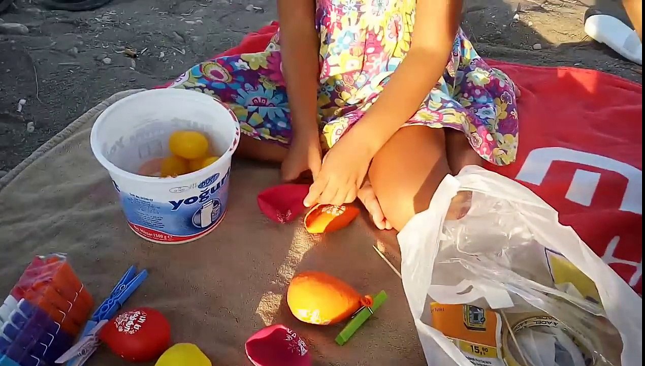 Kafada içi dolu balon patlatmaca , eğlenceli çocuk videosu.