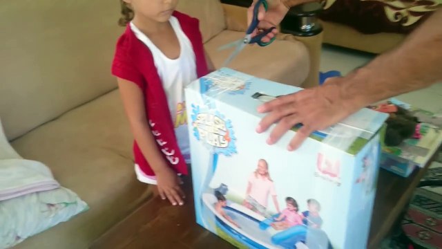 Elif için bahçeye Kaydıraklı Havuz yaptık. Eğlenceli çocuk videosu