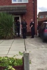 Échapper à la police avec classe... Et hop par la fenetre