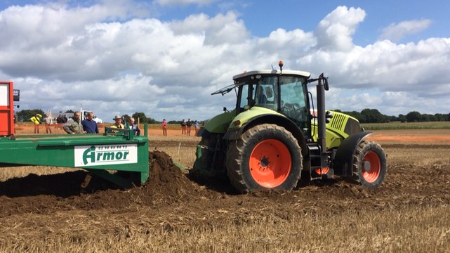 Les tracteurs à la manœuvre pour le concours de labour