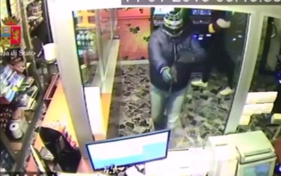 Bari - banda delle rapine a supermercati e farmacie: 9 arresti
