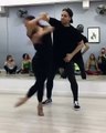 Une danseuse se fait tourner comme un Hand Spinner par un autre danseur !
