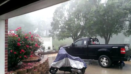 Etats-Unis : Un homme filme une tempête en train de détruire des arbres devant sa maison!