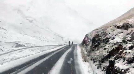 D!CI TV : des cyclistes surpris par la neige au col du Galibier