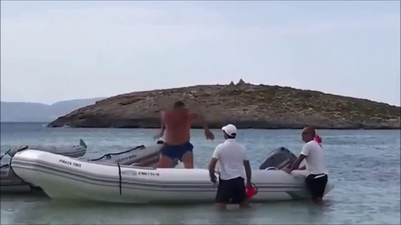 Un gars complètement bourré s'endors sur un bateau et ne va pas apprécier qu'on le réveille