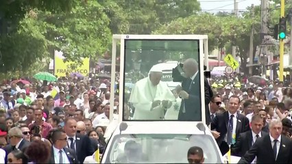 Papa fere o rosto em acidente no papamóvel