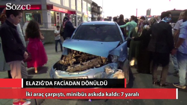 İki araç çarpıştı, minibüs askıda kaldı: 7 yaralı