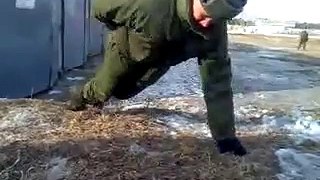 러시아 군인은 손을 안쓰고 푸쉬업을 한다 ㄷㄷ