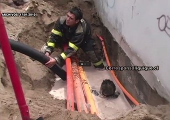 Hombre cae a pozo con agua y casi se ahoga