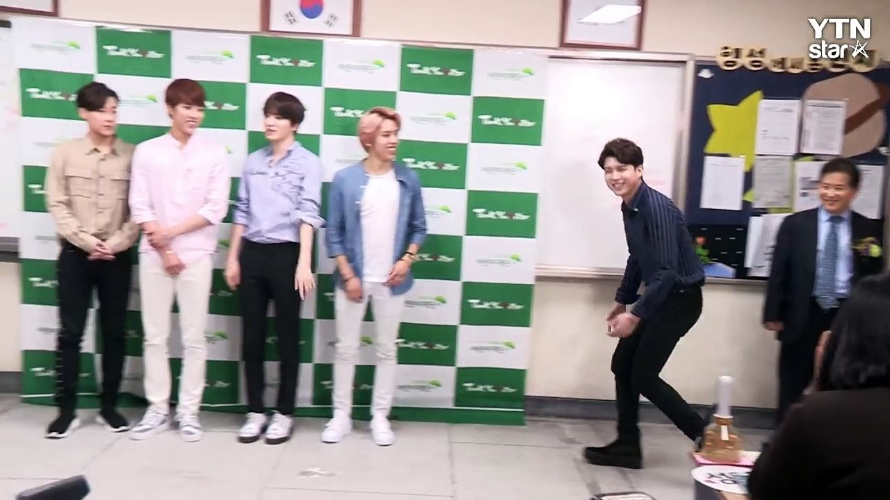 [★영상] "오늘은 스승의 날"…인피니트, 학교 깜짝 방문 이벤트 / YTN