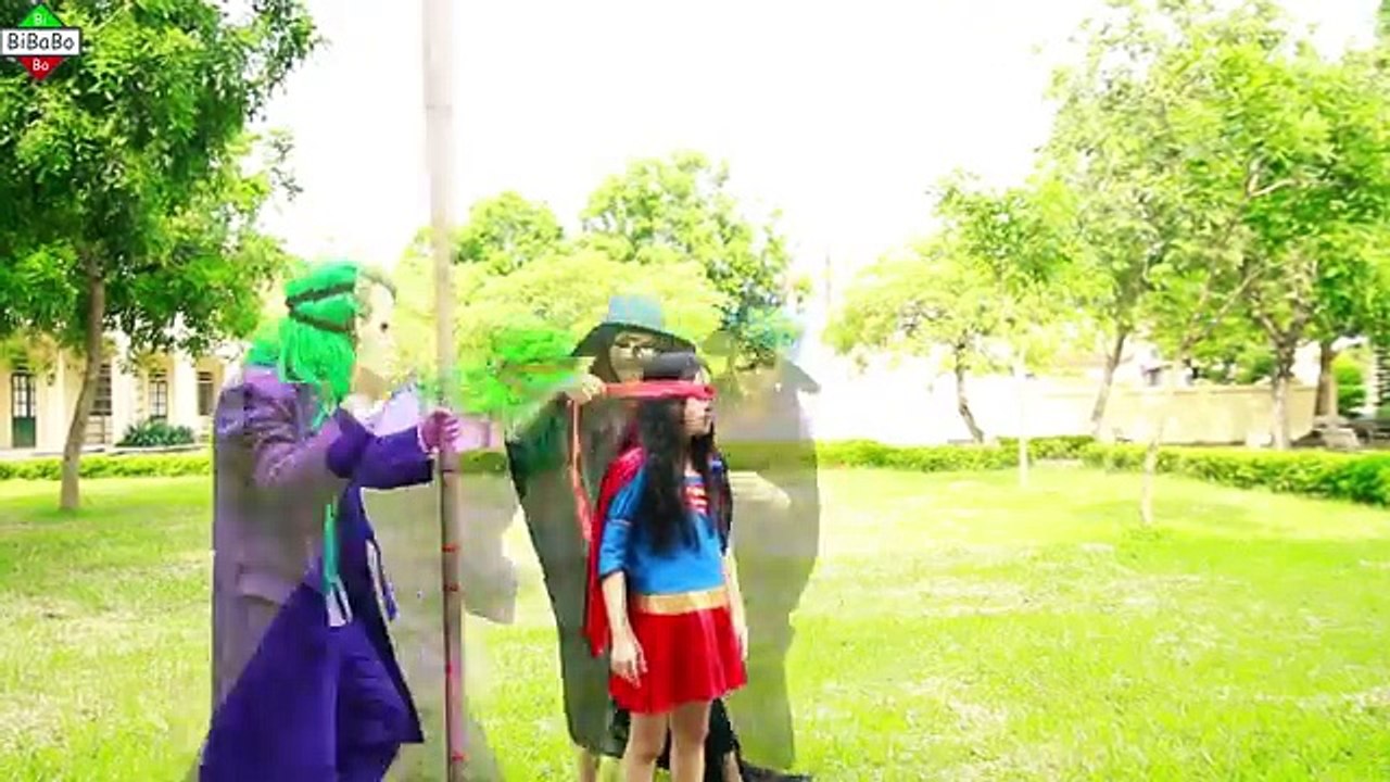 Gracioso clase de superhéroes hombre araña y congelado Ana casco y bromista pernicioso Profesor