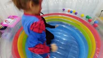 Batman ve spiderman zıplama havuzunda, eğlenceli çocuk videosu