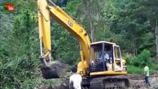 怖い…最悪の作業条件で掘削機を運転