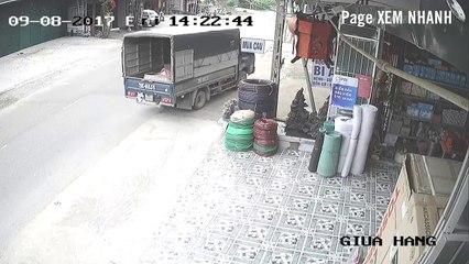 Phóng tốc độ bàn thờ gặp xe quay đầu, đôi nam nữ nằm gọn dưới bánh xe tải