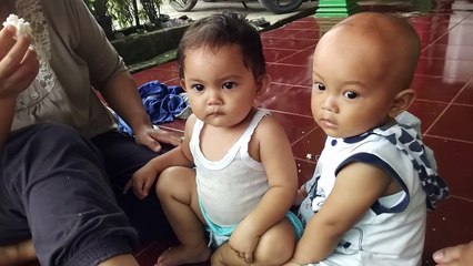 baby lucu yang sedang bermain