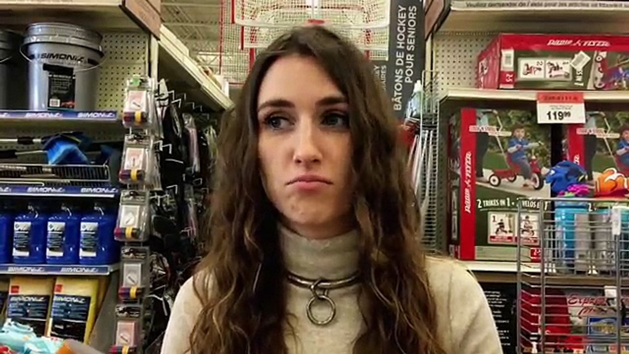 Elle saute à la corde sans soutien-gorge