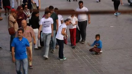 Darbukacı Küçük Kız, Eminönü'nde İlgi Odağı Oldu