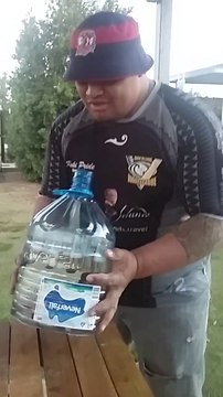 Sa technique pour boire 6 bières d'un coup est dingue