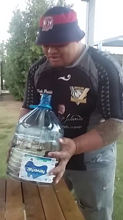 Sa technique pour boire 6 bières d'un coup est dingue