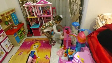 Elif doktor hastası leraya çok büyük iğne yapıyor ..doktor kostüm