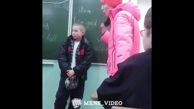 Яжмать пришла в школу разбираться, ибо дитачко побило девочку