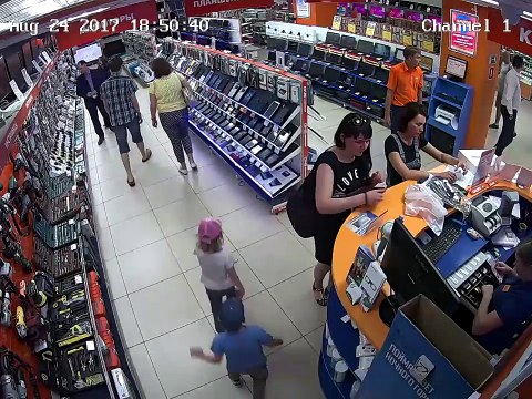 Pillados : estos dos niños robaron una tableta en este hipermercado