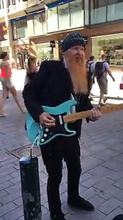 BILLY GIBBONS (ZZ TOP) joue incognito dans la rue :Jhansi Boy