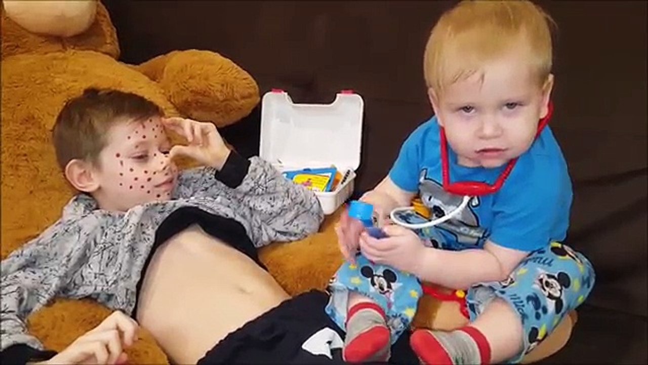 Dans le enfants pour jouer au docteur la soeur de pique cul était malade vidéo de rozovyankoy