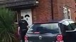 Angleterre : Un suspect prend la fuite depuis sa fenêtre quand la police entre dans sa maison
