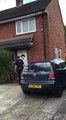 Angleterre : Un suspect prend la fuite depuis sa fenêtre quand la police entre dans sa maison