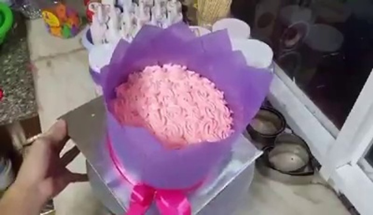 bánh kem hình bó hoa tặng khách yêu