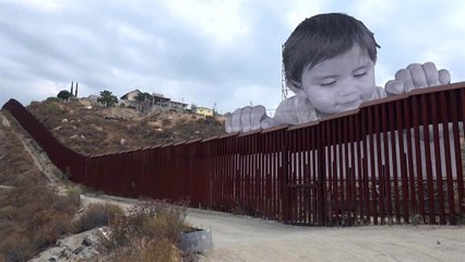 "Kikito" il bimbo affacciato al confine che commuove il mondo