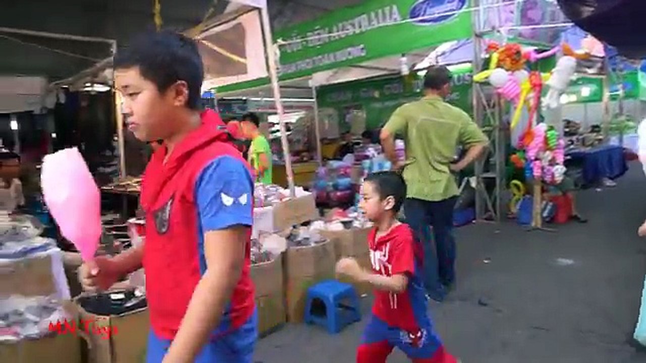 Nữ hoàng Elsa và Anna cùng Người nhện đi chơi hội chợ | Xem cách làm kem cuộn | Ice Cream