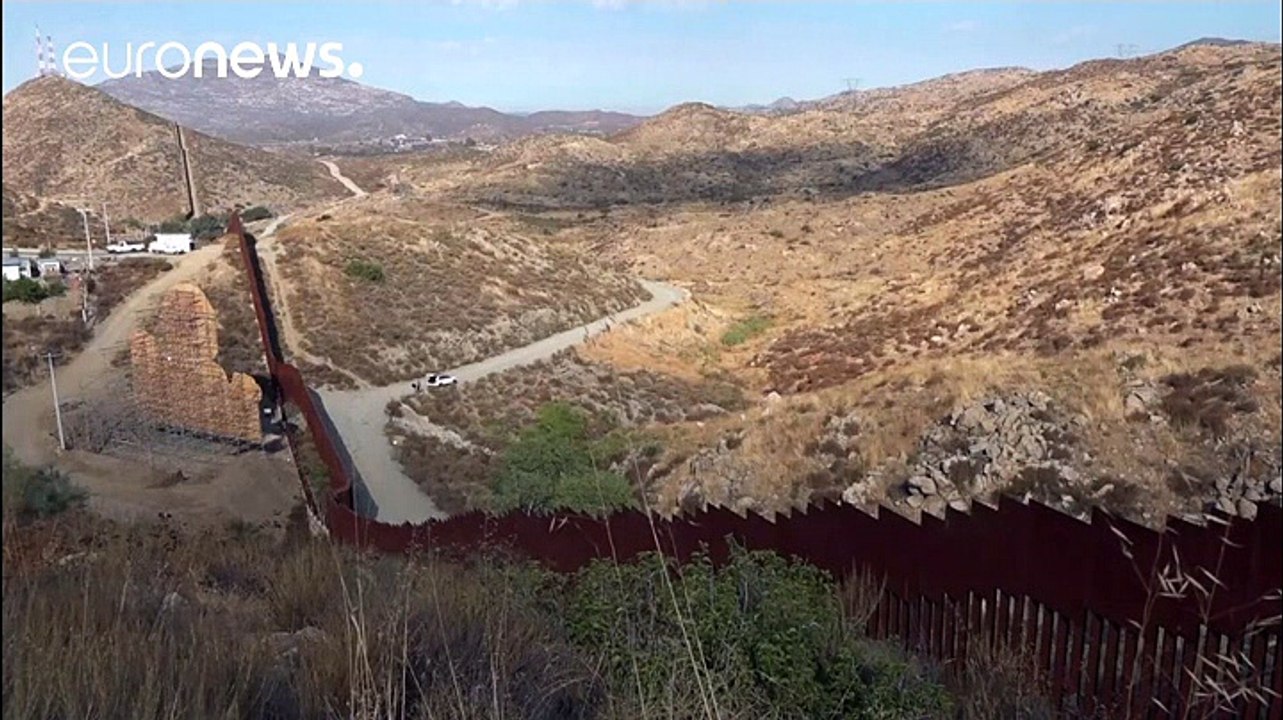 Mexiko: Riesenbaby auf dem Grenzzaun