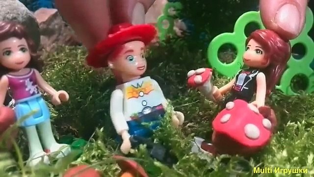 En y fuego de dibujos animados dibujos animados camión ambulancia pólvora de dibujos animados sobre los coches