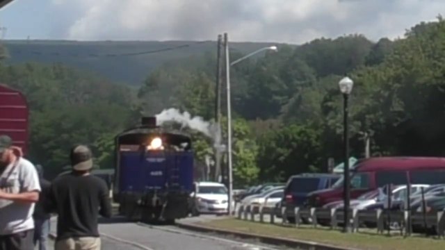 Il essaie de traverser la voie ferrée au pire moment