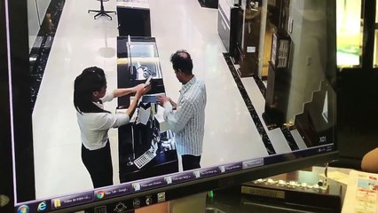 Tây trộm đồ ngay trước mặt nữ nhân viên