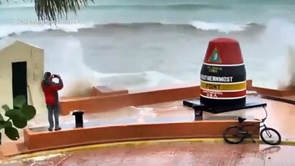 Donte të filmonte dallgët gjigante gjatë uraganit Irma, por e pëson