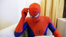 Bataille épique drôle dans enfant vie film réal homme araignée super-héros super-héros contre carnage
