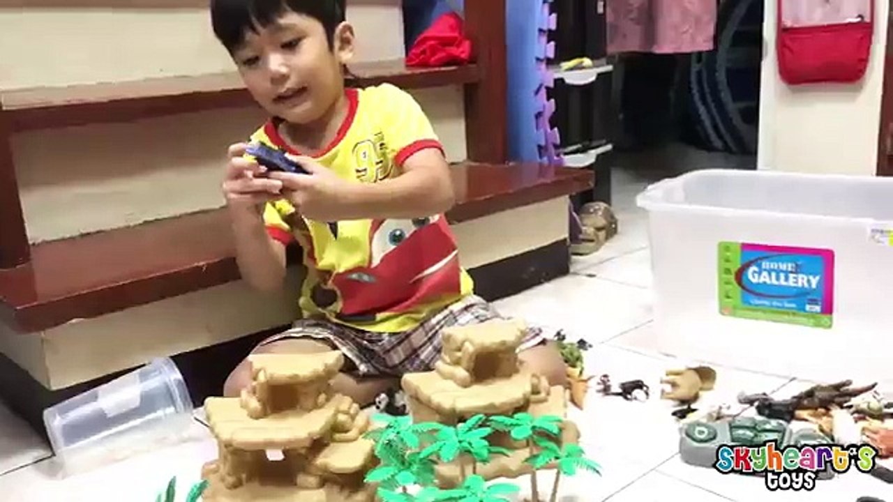 И сороконожка ползком жутко гигант насекомое Дети Дети ... Сколопендра змея паук Игрушки