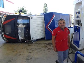 Otomobil Akaryakıt İstasyonuna Daldı