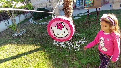 İçi sürpriz dolu hello kitty davulu bahçede patlattık,ençok sürprizi kimde, eğlenceli çocuk videosu