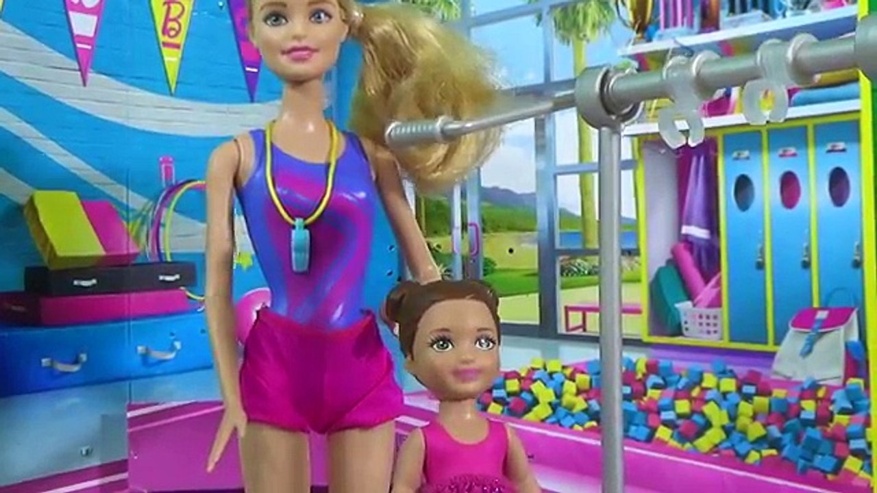 Ré fr dans jouets de filature de poutre déquilibre de gymnastique barbie entraîneur de poupée