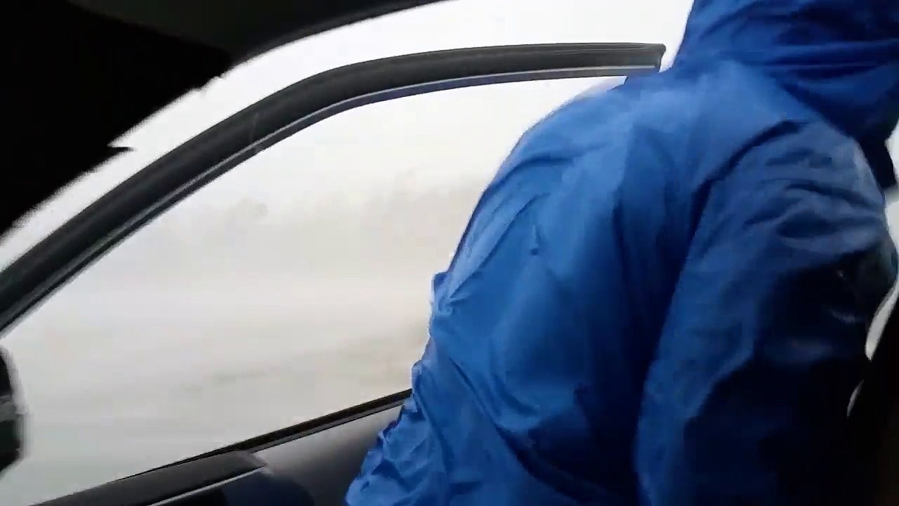 Un météorologiste mesure la vitesse du vent de l’ouragan Irma