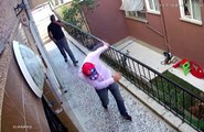 Ankara'da İki Hırsız, Oynayarak Girdikleri Binadan Televizyon Çalarak Kaçtı