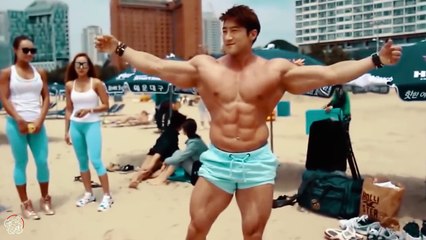 【筋トレ】フィジーク選手が海に現われる瞬間
