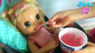 Alimentation bébé vivant apprend à pot fraise yaourt et pomme
