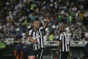 Roger brilha e garante vitória do Botafogo sobre o Flamengo; assista