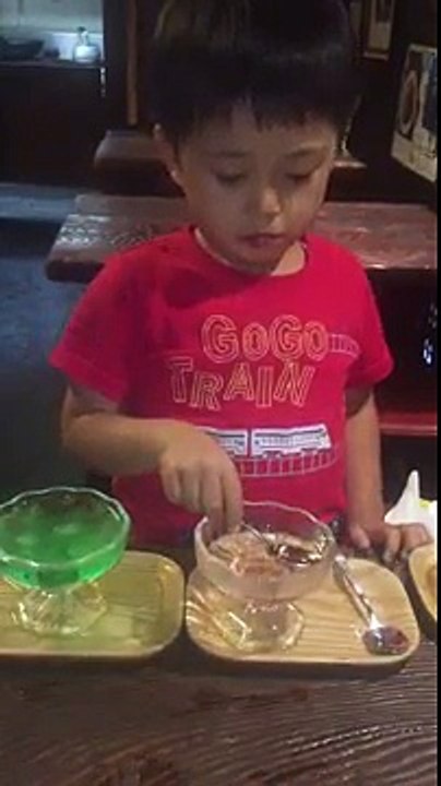 市川海老蔵さん 長男カンカン ゼリーを食べて「あ～おいしぃ」