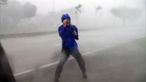 Periodista desafía el viento de IRMA para dar una nota de TV